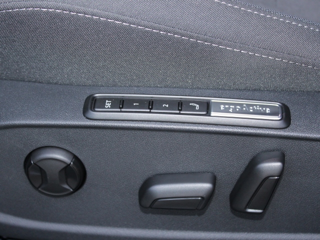 VW Golf VIII 1.5 eTSI Style DSG LED/RFK/NAVI/ACC