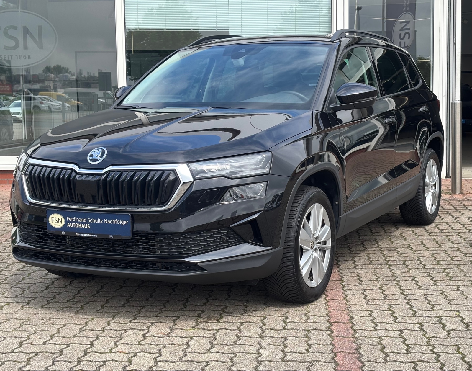 Eyecatcher Fahrzeug Skoda Karoq Selection 1,5 TSI DSG Matrix KessyFull Navi Climatronic EasyOpen