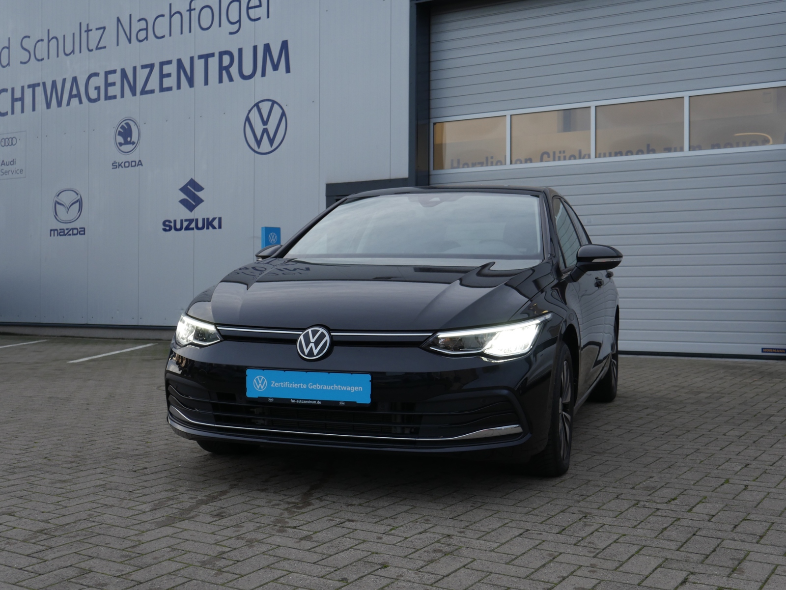 Eyecatcher Fahrzeug VW Golf VIII 1.5 eTSI Move AHK ACC NAVI SITZHZG LED MFL PDC LMF APP AID CLIMA